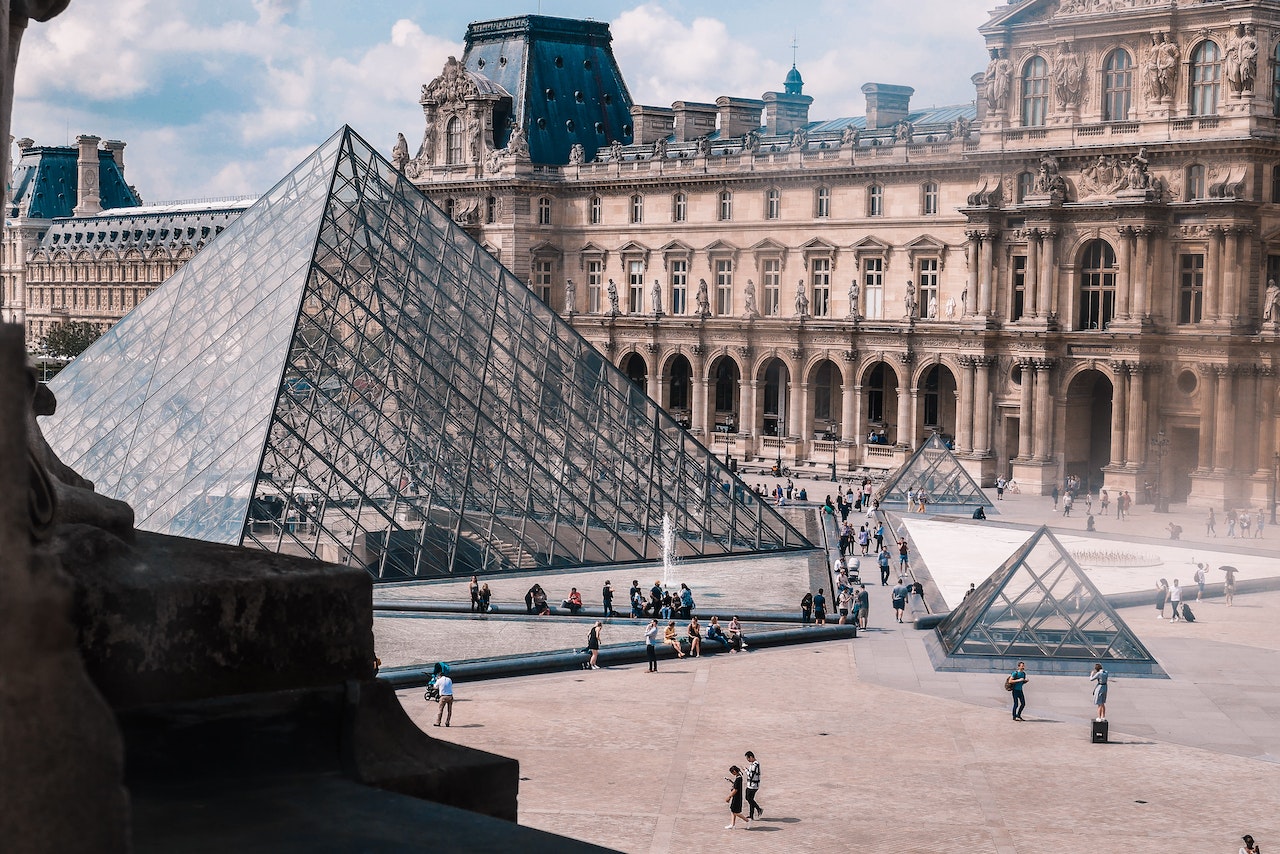 Le musée du Louvre est magnifique.